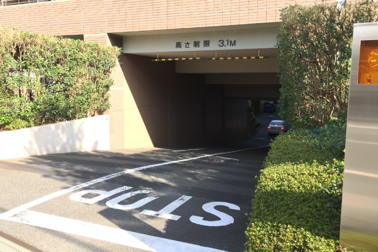 マナーズフォートの駐車場